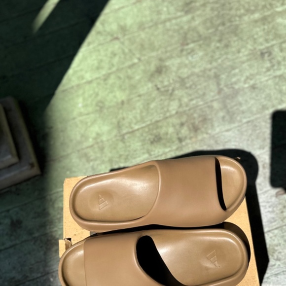 Yeezy slide core size 10 - Picture 3 of 4